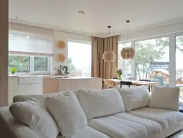 Projekt wnętrza domu pod Warszawą - Salon z widokiem na kuchnię